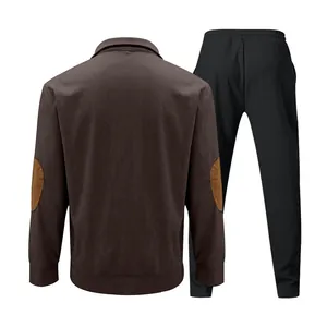 Vista trasera de sudadera de pana marrón para hombre con parches en los codos y joggers