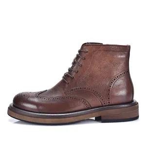 Vista di profilo dettagliata di stivali Brogue in pelle marrone vintage da uomo eleganti.