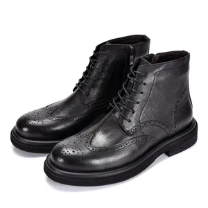 Vista dettagliata degli stivaletti Brogue da uomo in pelle nera con design wingtip