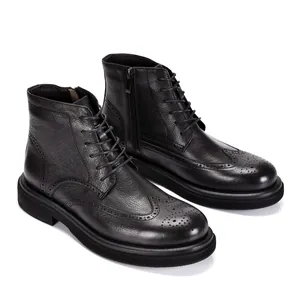 Vista dettagliata degli stivali brogue in pelle nera da uomo con lacci e zip laterale