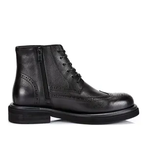 Profilo laterale di stivali Brogue in pelle nera da uomo con cerniera e suola spessa