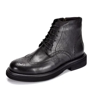 Vista laterale di stivali Martin Brogue in pelle nera con traforature a coda rondine