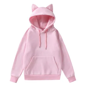 Detalle de una sudadera rosa con capucha y adorables orejas de gato en el diseño de vellón