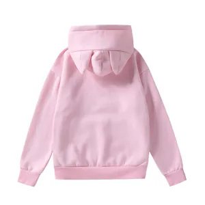 Vista posterior detallada de una sudadera rosa con capucha y diseño de orejas de gato