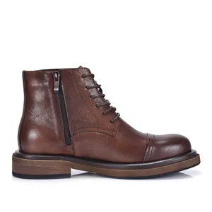 Dettaglio laterale di stivali da uomo in pelle marrone stile vintage con zip.