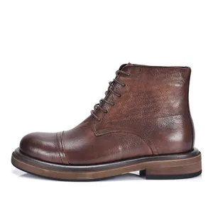 Dettaglio del profilo laterale di stivali da lavoro vintage in pelle marrone da uomo.