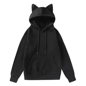 Vista detallada de sudadera negra con capucha para mujer con orejas de gato suaves