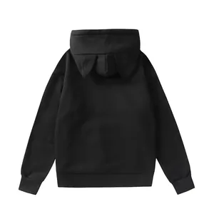 Vista trasera de una sudadera negra con capucha y bonitas orejas de gato en el diseño.