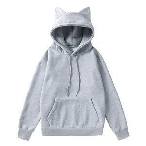 Vista detallada de sudadera de forro polar gris para mujer con diseño orejas de gato.