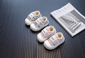 Dettaglio di scarpe in tela tweed per bambina con suole morbide e chiusura a velcro