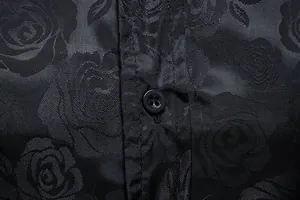 Nahaufnahme der schwarzen Rosen-Jacquard-Struktur auf einem modischen Herrenhemd