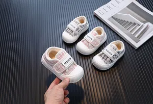 Dettaglio di scarpe in tweed per bambini con calda fodera in pile e velcro