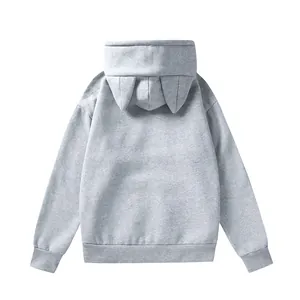 Vista trasera de una sudadera con capucha de forro polar gris con orejas de gato