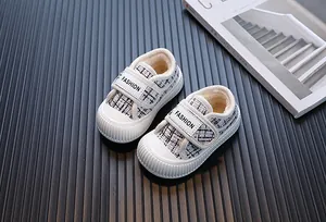 Dettaglio di scarpe in tweed per bambini con calda fodera in peluche e suola spessa a biscotto