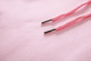 Vista macro de alta calidad de un cordón de sudadera rosa con puntas de metal pulido