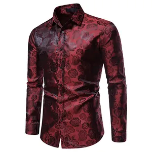 Detailansicht eines dunkelroten Herrenhemds mit einem elegantem Rosen-Blütenmuster