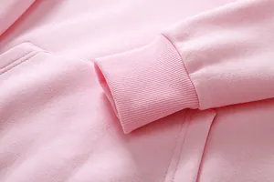 Detalle de la sudadera rosa con capucha mostrando el puño acanalado y costura del bolsillo