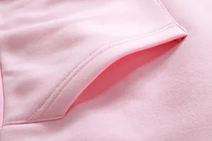 Primer plano de una sudadera con capucha de forro polar rosa y detalle de bolsillo canguro.