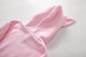Detalle de cerca de la capucha con orejas de gato rosa en una sudadera de forro polar mujer.