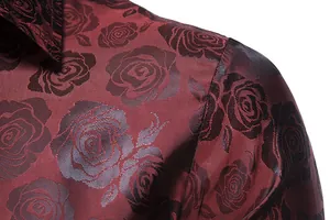 Nahaufnahme des weinroten Rosenmusters Jacquard-Stoff am modischen Herrenhemd