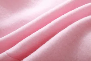 Macro de la suave textura de la tela de forro polar rosa para una sudadera de gatito
