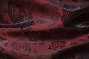 Nahaufnahme des eleganten schwarzen Rosen-Jacquard-Musters auf dunkelrotem Hemdenstoff