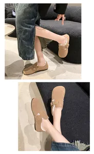 Vue détaillée de sabots rétro pour femmes en beige avec doublure en fourrure