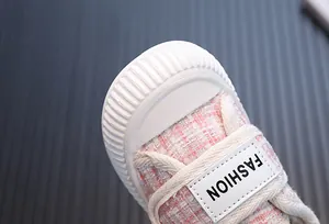 Dettaglio scarpa in tweed rosa per bambina con punta in gomma bianca rinforzata