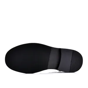 Vista dettagliata della suola nera antiscivolo per stivali da uomo in pelle eleganti