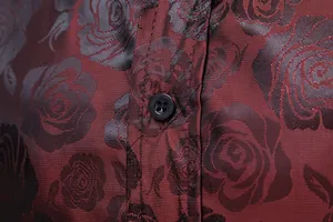 Nahaufnahme des luxuriösen Rosen-Jacquard-Stoffs und des schwarzen Knopfes am Herrenhemd