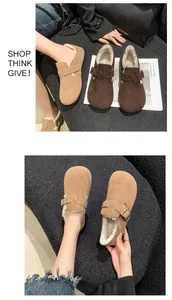Gros plan sur des mules pour femmes doublées en peluche de style Birkenstock