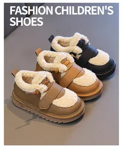 Detailansicht von mit Fleece gefütterten Schneestiefeln für Kinder in Braun und Schwarz.