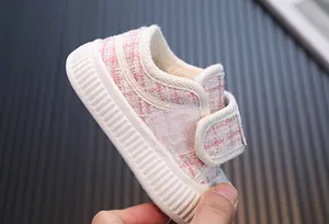 Dettaglio scarpa invernale neonata in tweed rosa con calda fodera in pelliccia finta