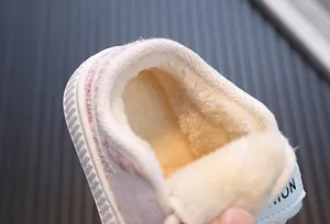 Dettaglio della calda fodera interna in peluche delle scarpe di tela per bambini piccoli