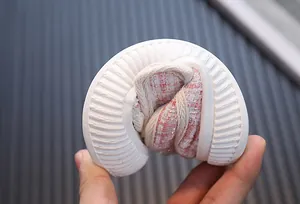 Primo piano della suola morbida e flessibile per scarpe in tela tweed da bambino.