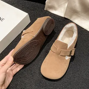 Mocassins vintage en daim marron avec doublure polaire blanche chaude et boucle réglable
