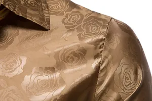 Detailaufnahme eines goldenen Satinhemds für Herren mit elegantem Rosen-Jacquard-Muster