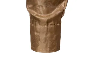 Detaillierte Makroaufnahme der goldenen Satin-Manschette mit geprägtem Rosenmuster