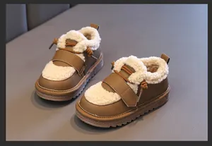 Detaillierte Ansicht der braunen, gefütterten Kinderschneestiefel mit Klettverschluss