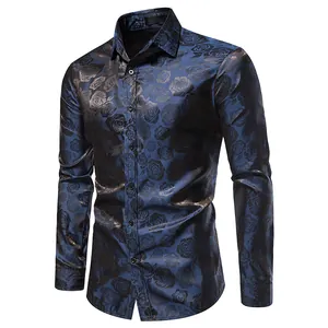 Detailansicht eines blauen Herren-Langarmhemdes mit metallischem Rosenblütenmuster