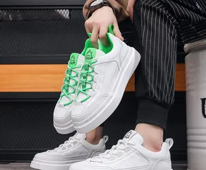 Λεπτομερής προβολή μοντέρνων λευκών sneakers με έντονες πράσινες πινελιές και λογότυπο