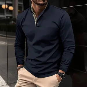 Detailansicht des dunkelblauen Waffelstrick-Langarm-Henley-T-Shirts mit modischem Stehkragen