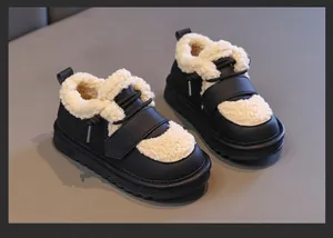 Nahaufnahme der gefütterten Schneestiefel für Kinder mit schwarz-beigem Kontrastdesign.