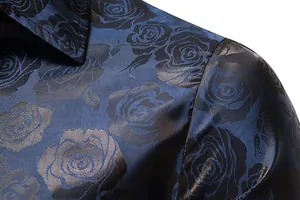 Detaillierte Nahaufnahme des dunkelblauen Herrenhemds mit Rosen-Jacquard-Blumenmuster
