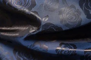 Nahaufnahme der luxuriösen blau-schwarzen Jacquard-Stoffstruktur mit Rosenmuster für Hemden