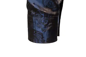 Nahaufnahme der dunkelblauen Herrenhemd-Manschette mit elegantem schwarzem Rosen-Jacquard