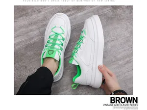 Κοντινό πλάνο λευκών sneakers με πλατφόρμα, νέον πράσινα κορδόνια και λεπτομέρειες