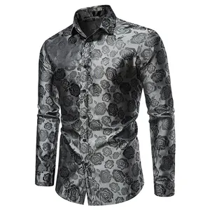 Detail eines grauen Herren-Langarmhemdes mit elegantem schwarzen Rosen-Blumenmuster