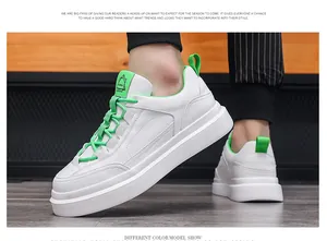 Κοντινό πλάνο λευκών chunky sneakers με neon πράσινες λεπτομέρειες και σόλα