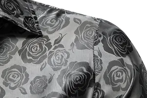 Nahaufnahme des eleganten schwarzen Rosenmusters auf grauem Stoff eines Herrenhemdes